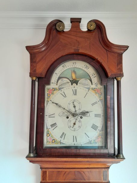 Englische Standuhr von etwa 1800 vom englischen Uhrmacher Fenton aus Bristol mit Mondphase, Datum, Sekunde und normaler Zeitanzeige.