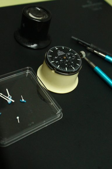 Neue Zeiger für Omega Speedmaster. Reparatur einer Omega Speedmaster mit originalen Komponenten. Raum Aachen, NRW , Uhrmachermeister.