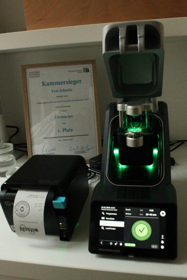 Wasserdichtigkeit testen mit dem schweizer Testgerät von Witschi nach höchsten Standards der Uhrenbranche. Moderne Werkstatt mit Ausdruck