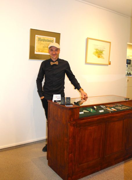 In diskreter und exklusiver Ambiente werden Sie individuell beim Kauf der richtigen Uhr vom Uhrmachermeister persönlich beraten. Yves 