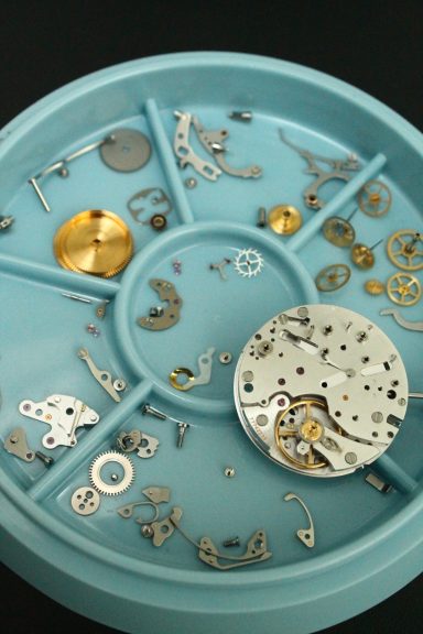 Kompletter Service, Reparatur, Unterhalt, Revision einer Omega Speedmaster mit originalen Bauteilen.