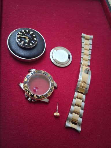 Unterhalt, kompletter Service mit originalen Ersatzteilen für Rolex GMT, kurze Wartezeit, Reparatur vor Ort. Uhrmachermeister. Region Aachen