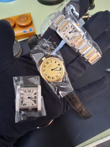 Service für Cartier. Aufarbeitung des Gehäuses, ersetzen der hochwertigen Komponenten, Reparatur des uhrwerkes. Revision Quarzwerk. Aachen.