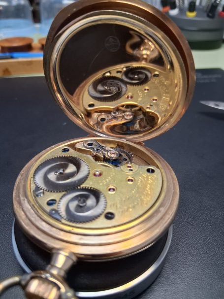 Die Dreiviertelplatine ist historisch gesehen das Merkmal für Glashütter Uhren. Revision von Taschenuhren, Reparatur von Taschenuhren.